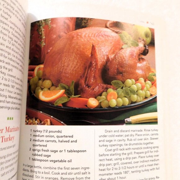 Taste of Home Backyard Grilling 2006 PB Cookbook 330 Recipes Grilling Guide - Picture 9 of 10